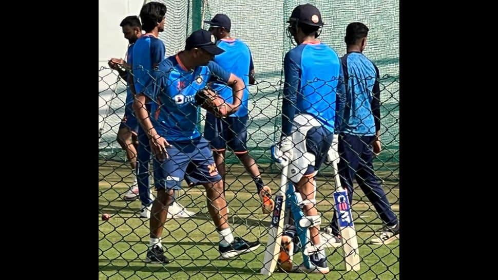 India vs Australia 1st Test: Head Coach Rahul Dravid Gives Special Tips to Shubman Gill to Tackle Spin Challenge