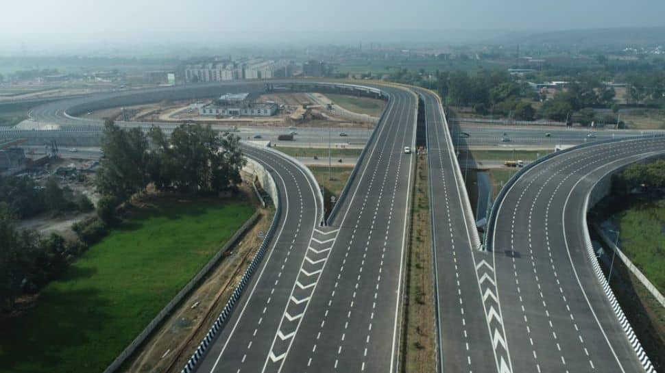 Nitin Gadkari Shares Astonishing Pictures of Delhi-Mumbai Expressway; Netizens Praise Union Minister for Improving Road Infra