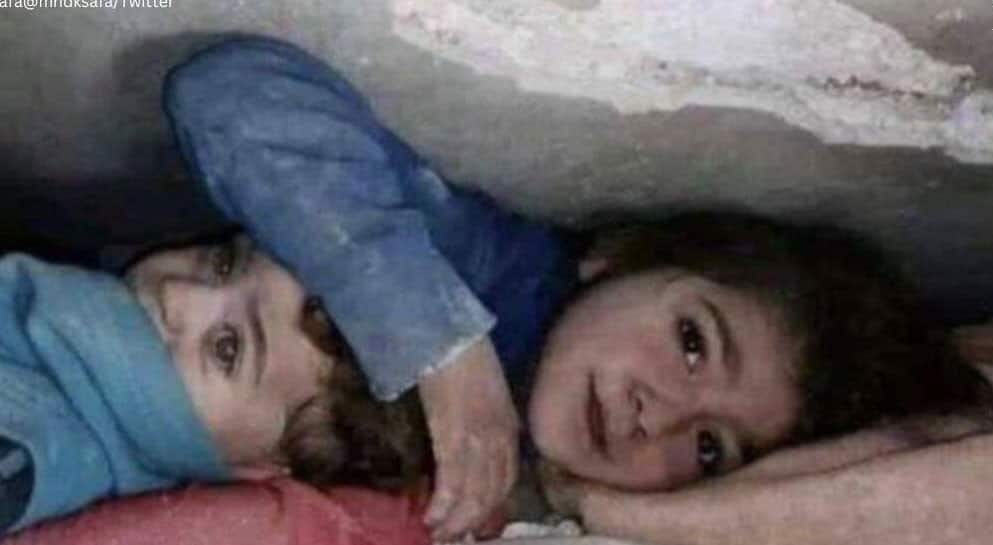 REGARDER : Une fillette syrienne de 7 ans protège son jeune frère sous les décombres ;  Une vidéo en mouvement fait fondre des millions de cœurs en ligne |  Nouvelles du monde