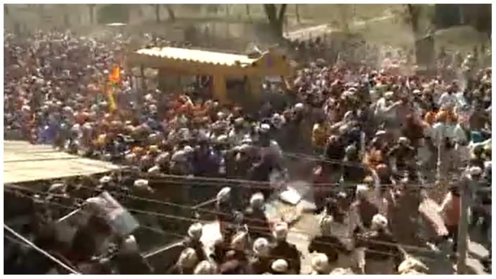 &#039;Waris Punjab De&#039; Chief Amritpal Singh&#039;s Supporters Break Through Police Barricades With Swords, Guns in Amritsar- Watch