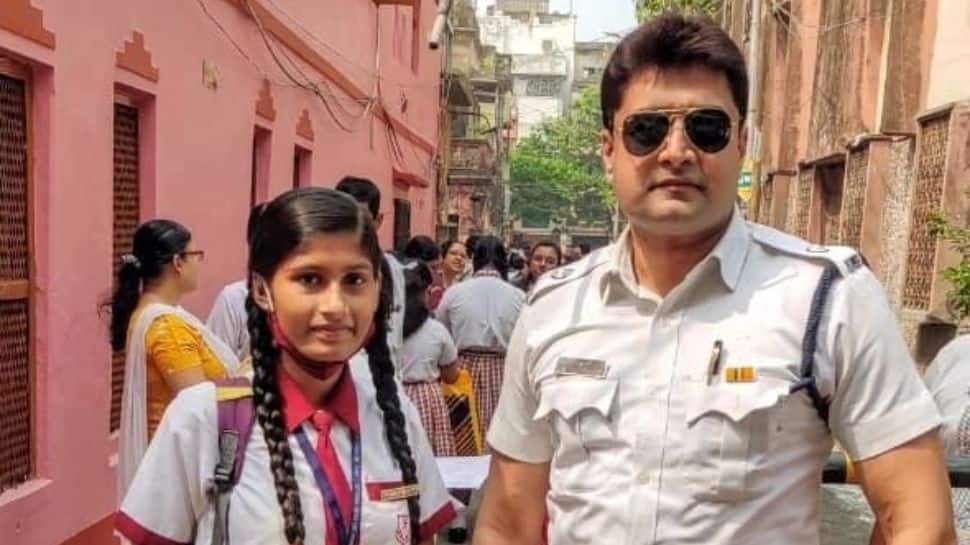 Heartwarming! Kolkata Police Officer Helps Student Who Lost Her Way To Reach Exam Center On Time