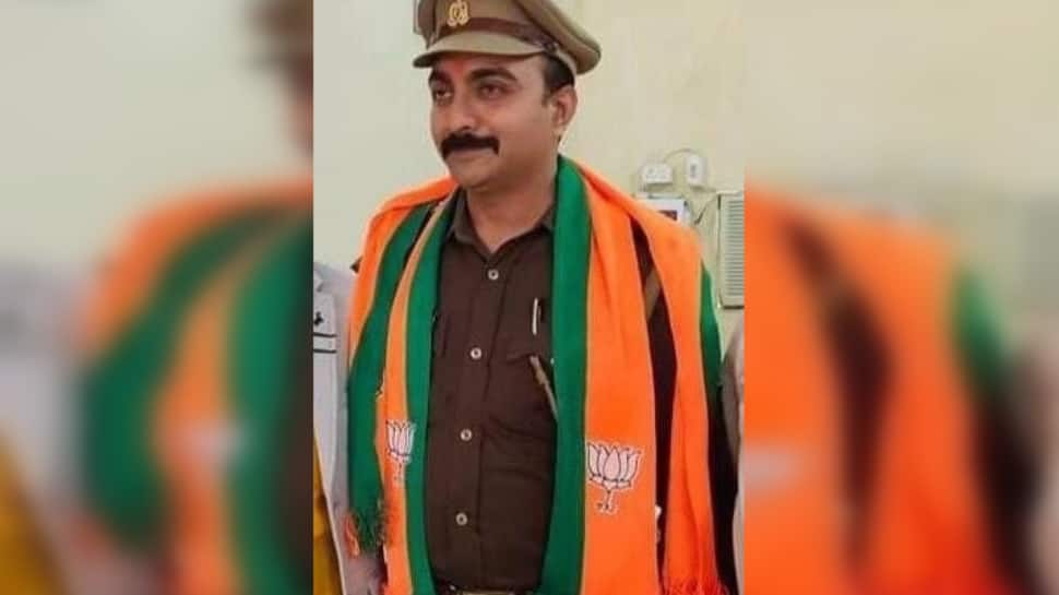 UP Cop Wears BJP’s Lotus Symbol Scarf Over Uniform, Probe Ordered