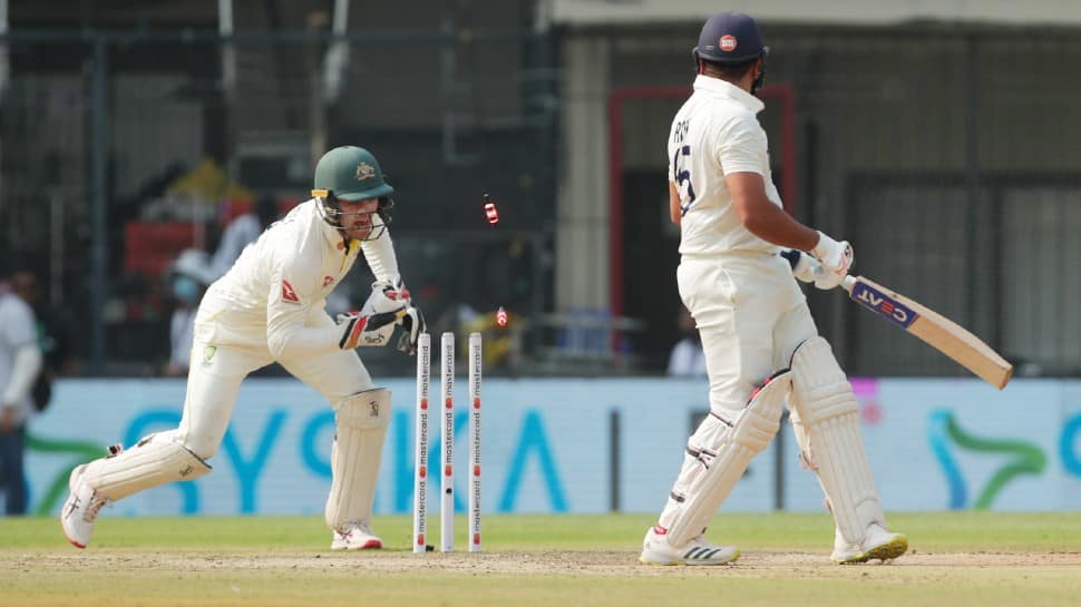 India vs Australia 3rd Test: Dinesh Karthik Says ‘3 Day Test Match Loading’ As Indians Lose 7 Wickets in 1st Session