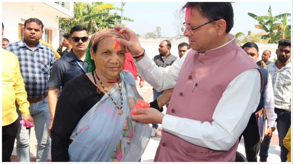 Holi 2023: Uttarakhand CM Pushkar Singh Dhami Celebrates Festival Of Colours With Mother, Locals