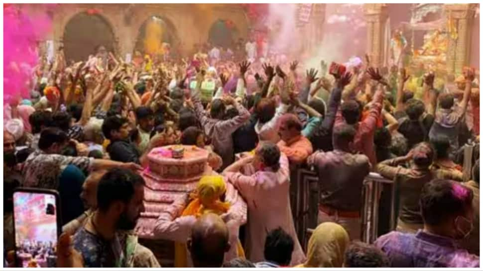 Holi 2023: &#039;Devars&#039; And &#039;Bhabhis&#039; Smear Each Other With Colours Of Love At Dauji Temple In UP