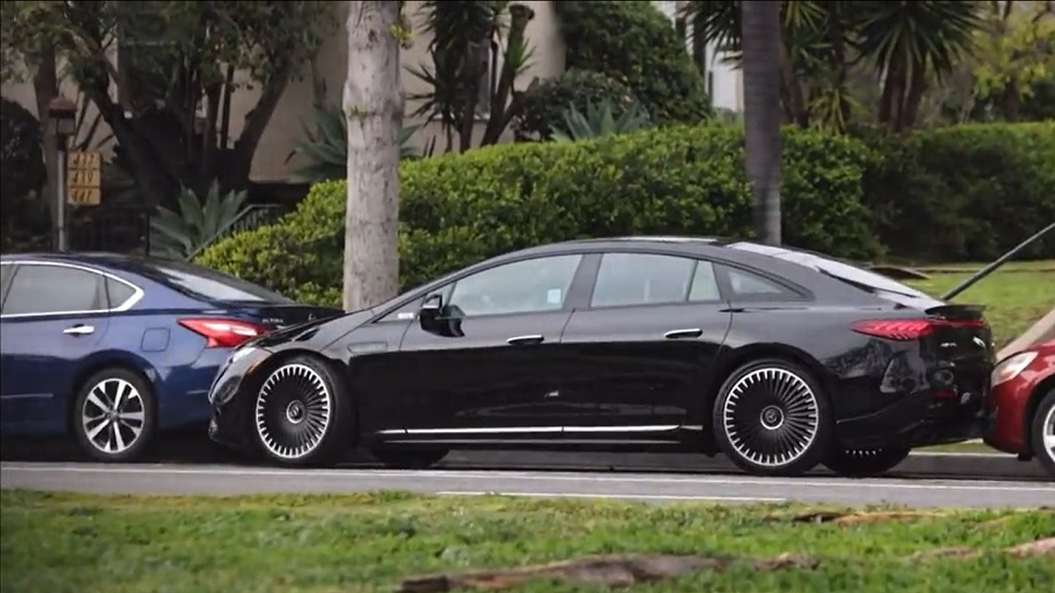 Adam Reeves Mercedes ‘Batman’ Ben Affleck Crashes Mercedes-Benz EQS Worth Rs 2.45 Crore Into ...