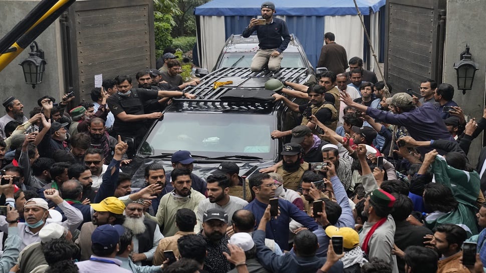 Pakistan: Vehicle In Imran Khan&#039;s Convoy Overturns On Way To Islamabad Court