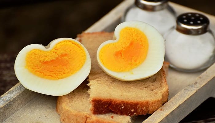 उबले अंडे के स्वास्थ्य लाभ: 5 कारण क्यों आपको अपने आहार में उबले अंडे को शामिल करना चाहिए