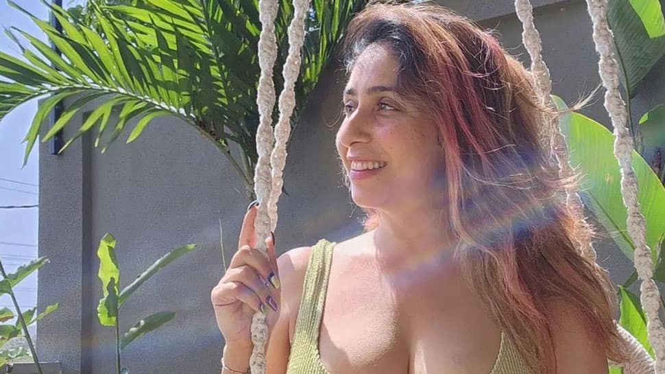 Neha Bhasin Sets Temperature Soaring In Green Bikini, Flaunts Her Curves 