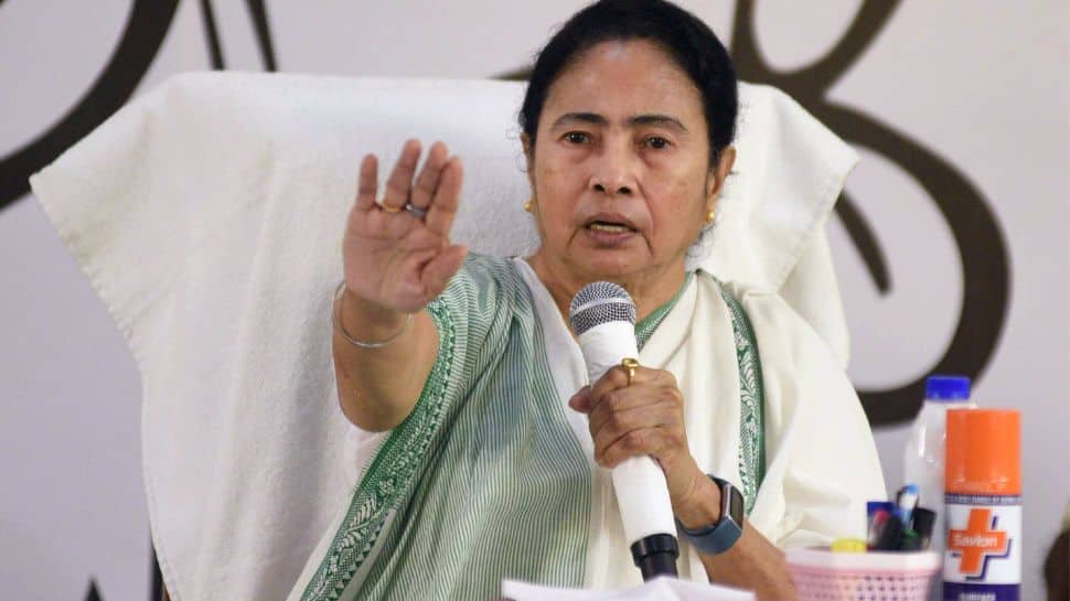 Bengal CM Mamata Banerjee Sits Overnight In &#039;Dharna&#039; Against Centre, Raises Political Temperature