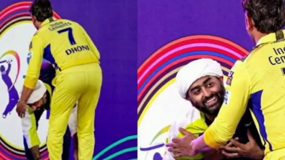 Arijit Singh Touches MS Dhoni&#039;s Feet During IPL 2023 Ceremony; Pic Goes Viral