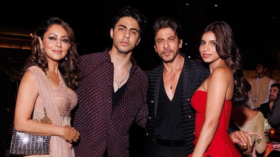 The Khans Are Here: SRK, Gauri Khan Pose with Kids Aryan And Suhana; Viral Pic Takes Over The Internet