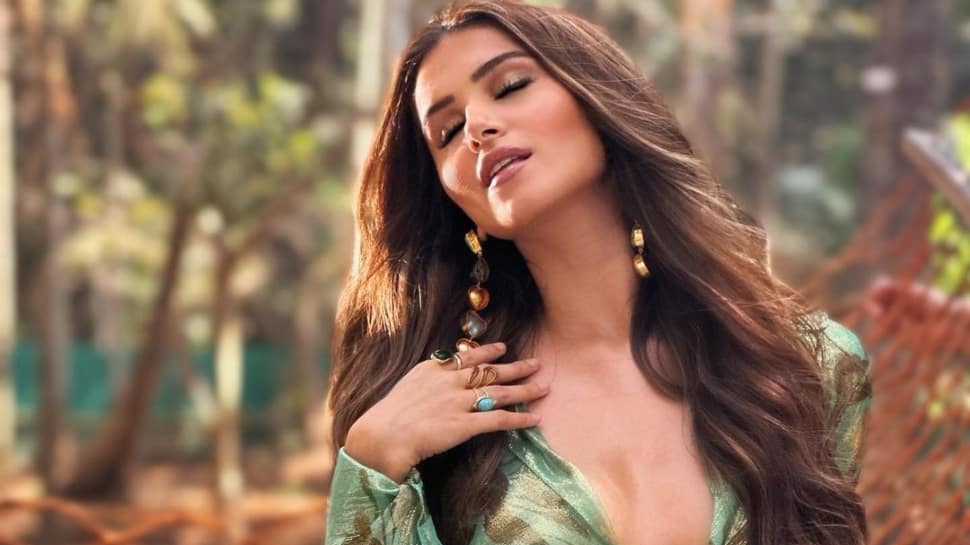 Tara Sutaria Looks Jaw-Dropping In Green Outfit, Actress Slays Her Summer  Look | People News | Zee News