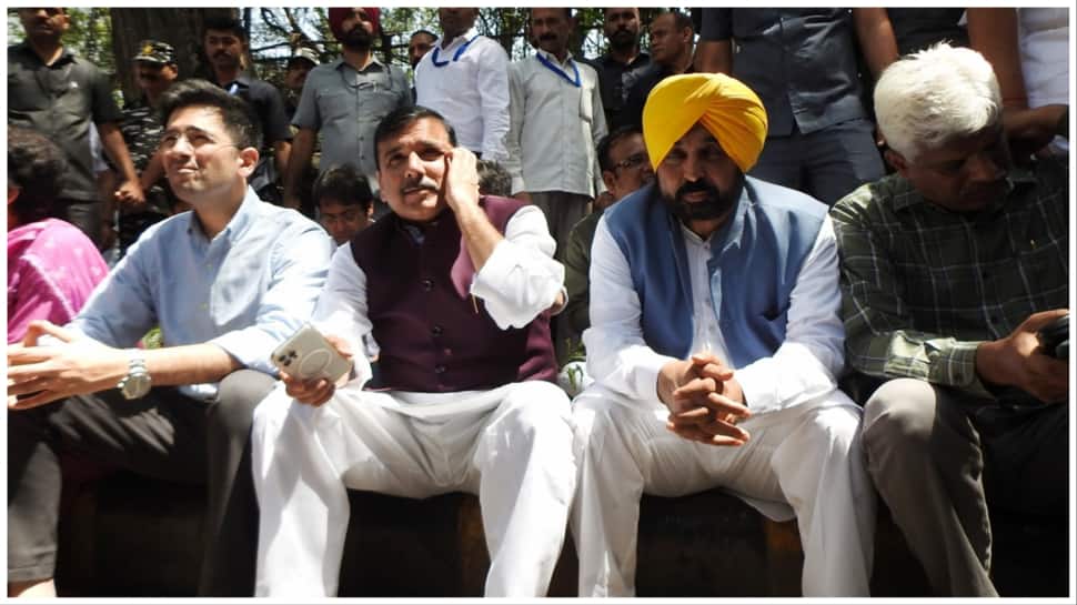 Delhi: AAP’s Raghav Chaddha, Sanjay Singh, Saurabh Bhardwaj Detained For Protesting CBI Summon To Kejriwal – Watch