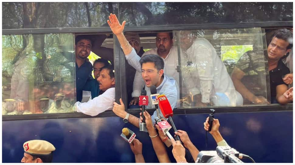 Delhi: AAP&#039;s Raghav Chaddha, Sanjay Singh, Saurabh Bhardwaj Detained For Protesting CBI Summon To Kejriwal - Watch