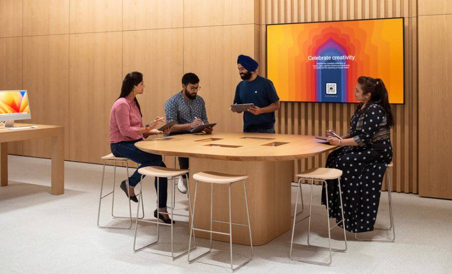 Roundtable Setting Led By Apple Creatives