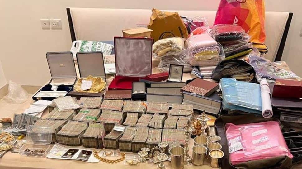 Karnataka Lokayukta Raids BBMP Official’s Bengaluru Residence; Huge Cash, Jewellery Found