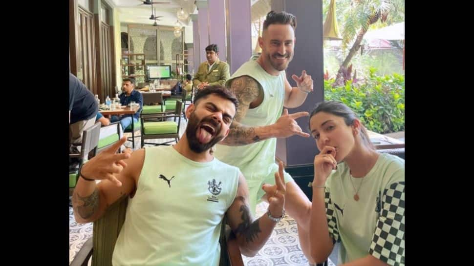 IPL 2023: Royal Challengers Bangalore Skipper Faf du Plessis Bonds With Anushka Sharma, Duo Propose ‘Fresh Lime Soda’ Band