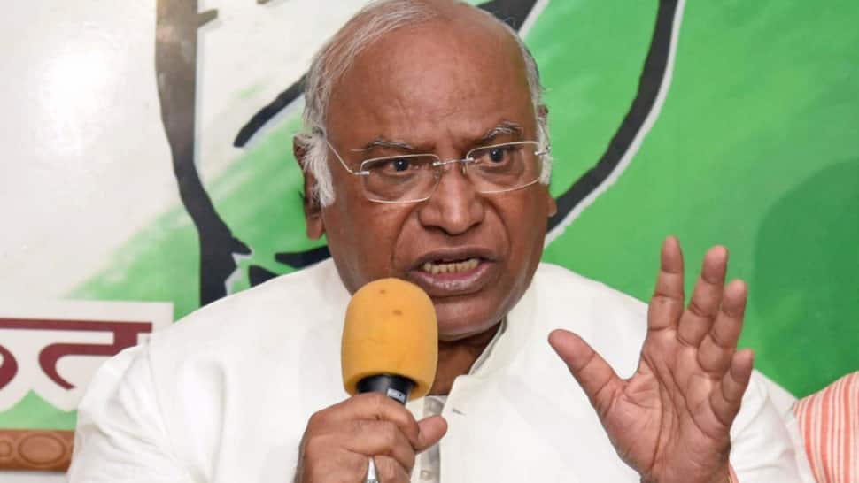 Mallikarjun Kharge Likens PM Modi To `Poisonous` Snake, Clarifies Later