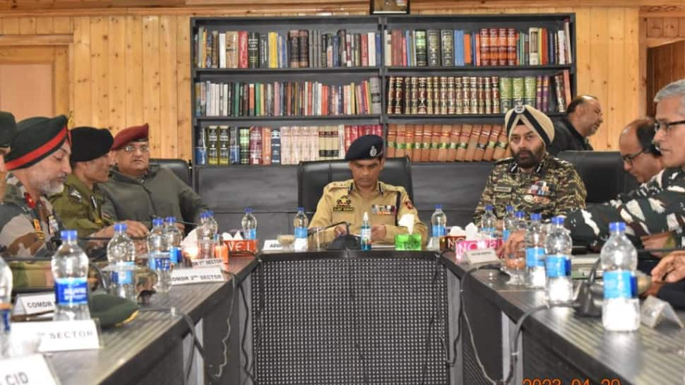 Senior Kashmir Cop Holds Meeting On Vehicle-Borne IED Threat