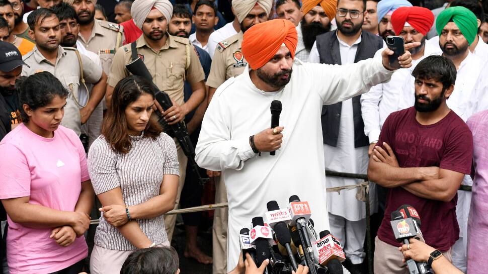 Navjot Singh Sidhu Meets Protesting Wrestlers, Asks Why FIR Against WFI Chief Was &#039;Delayed&#039;