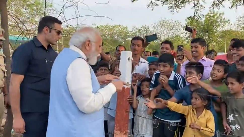 &#039;Don&#039;t You Want To Become A PM?&#039;: Modi&#039;s Interaction With Kids In Karnataka Goes Viral