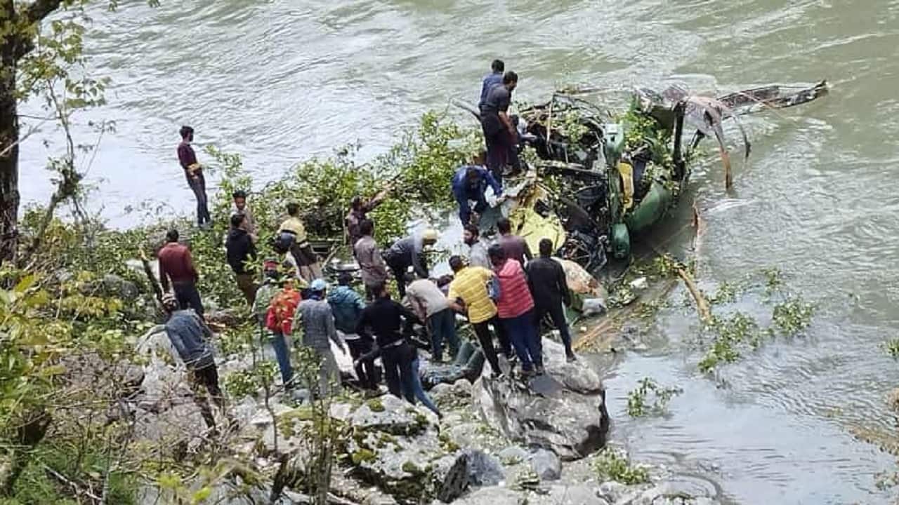 Indian Army&#039;s ALH Dhruv Helicopter With 3 Onboard Crashes in Kishtwar, All Safe