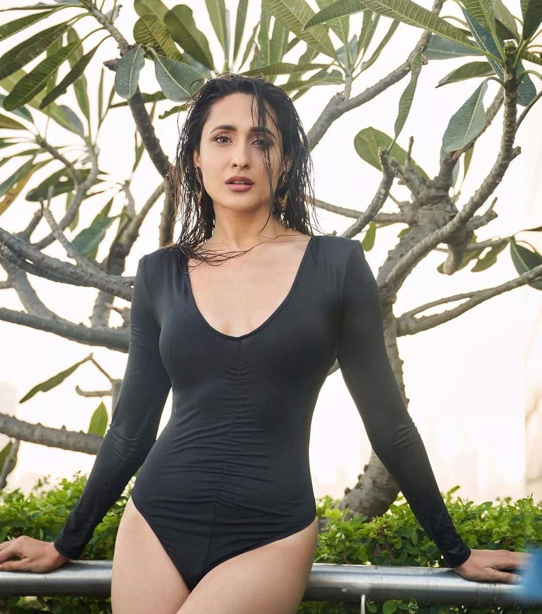 KiteNews - Bollywood Hot Actress in a yoga dress Spots
