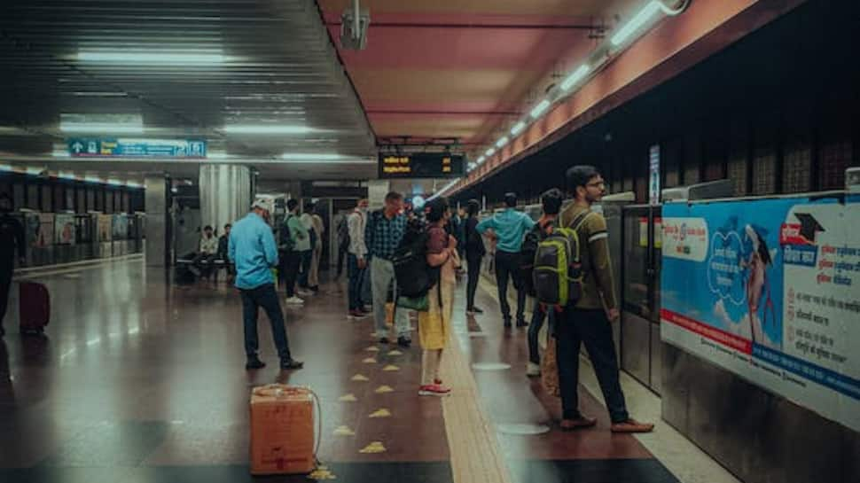 Video Of Couple Kissing Inside Delhi Metro Goes Viral Dmrc Responds India News Zee News 