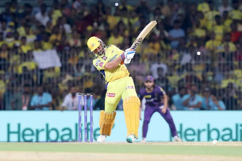 MS Dhoni's won the 'Player of the Match' against Sunrisers Hyderabad in an IPL 2013 match, scoring 67 not out off 37 balls in a five-wicket win. (Photo: BCCI/IPL)