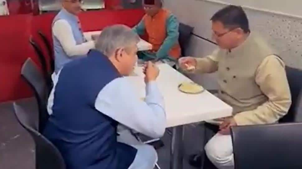  Railways Minister Ashwini Vaishnaw And Uttarakhand CM Enjoy Kulfi