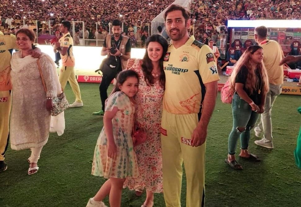 MS Dhoni’s ‘Fam-Jam’ Picture With Wife Sakshi Dhoni, Daughter Ziva Dhoni After IPL 2023 Final Goes Viral