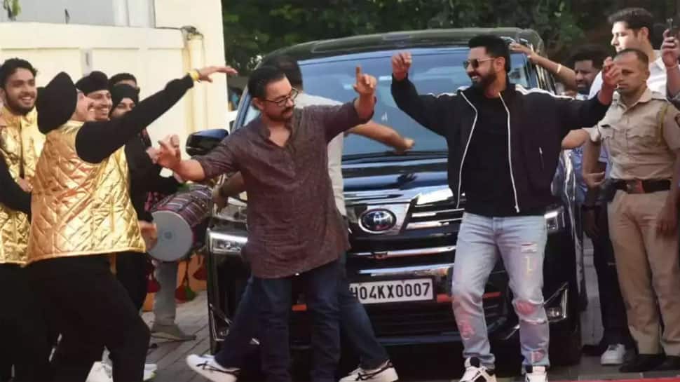 Aamir Khan Shows Off His Impromptu Bhangra Moves At &#039;Carry On Jatta 3&#039; Trailer In a Kurta And Jeans - Watch