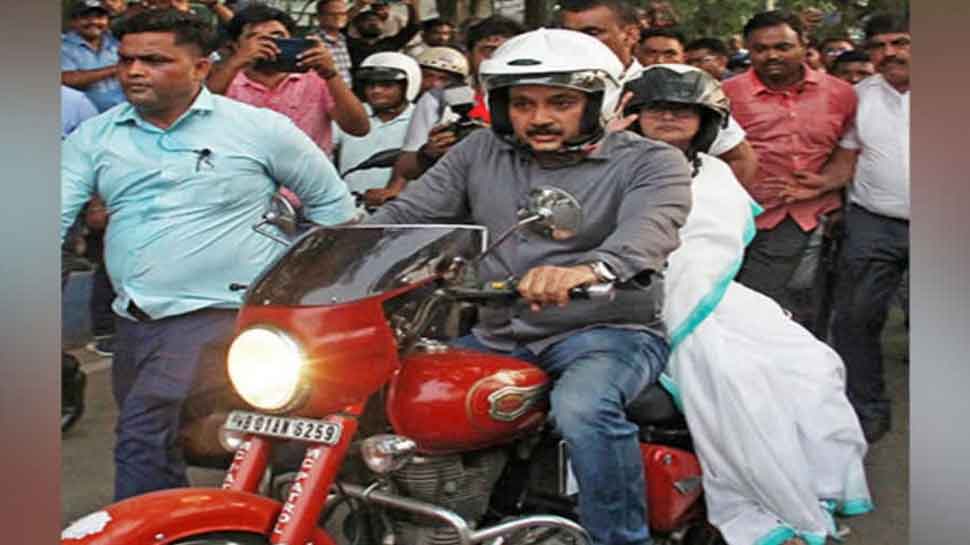 WATCH: Mamata Banerjee Rides Pillion On Bike During Kolkata March In Wrestlers&#039; Support