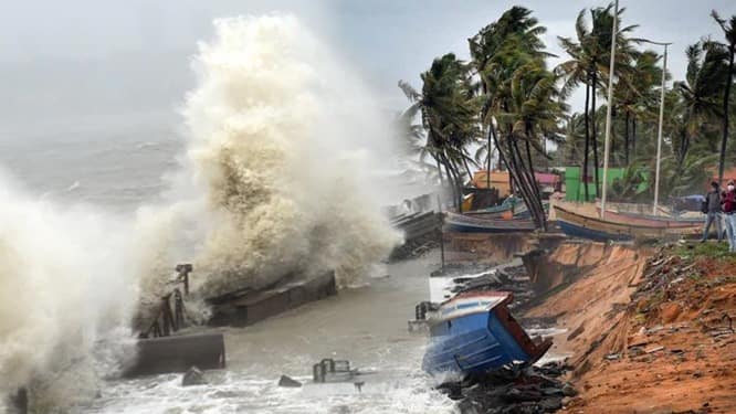 Cyclone Biparjoy progressing further to Gujarat, Strong winds with High Waves witnessed | Zee News