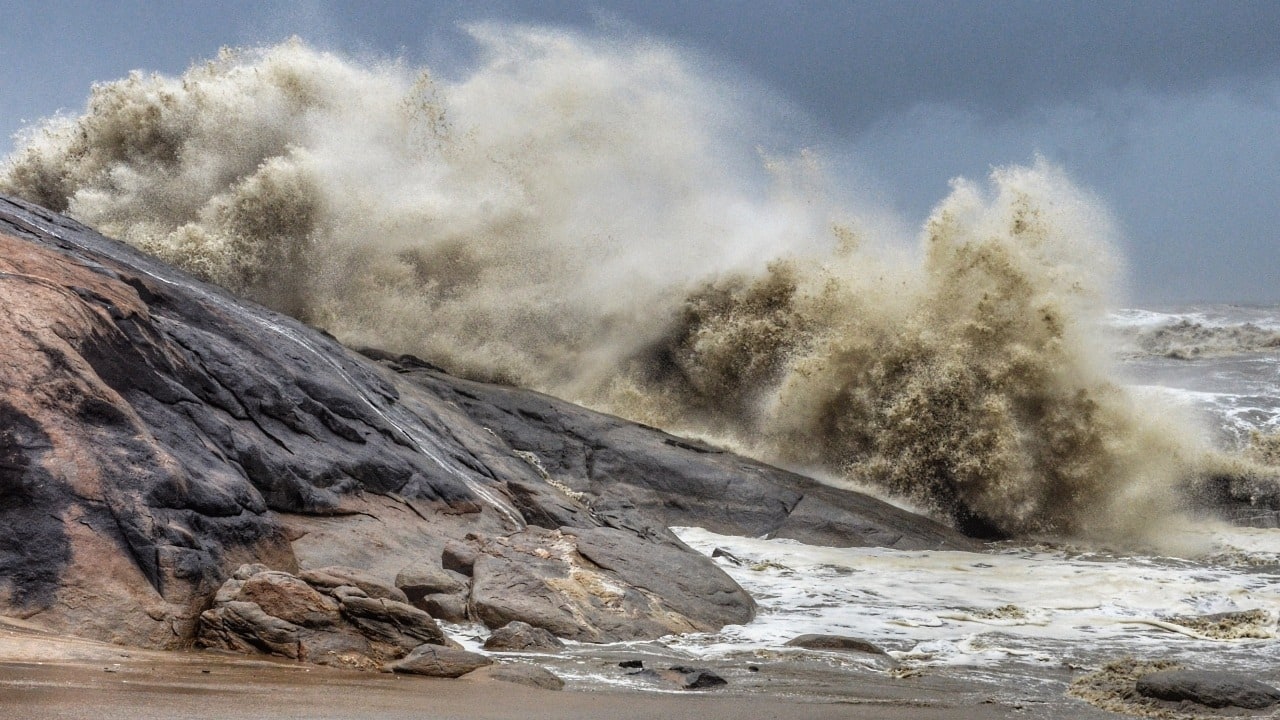 Biparjoy to hit Gujarat coast near 3 pm today | Zee News