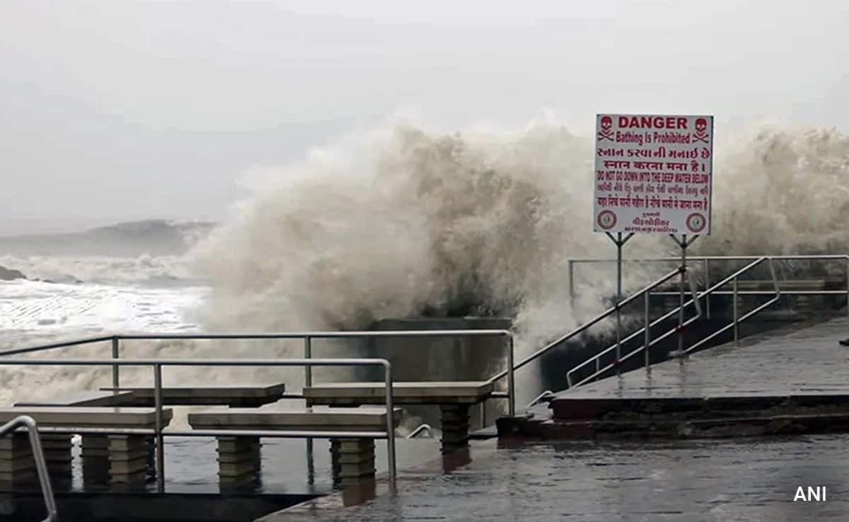 Cyclone Biparjoy moving faster towards India, high tide in sea. | Zee News