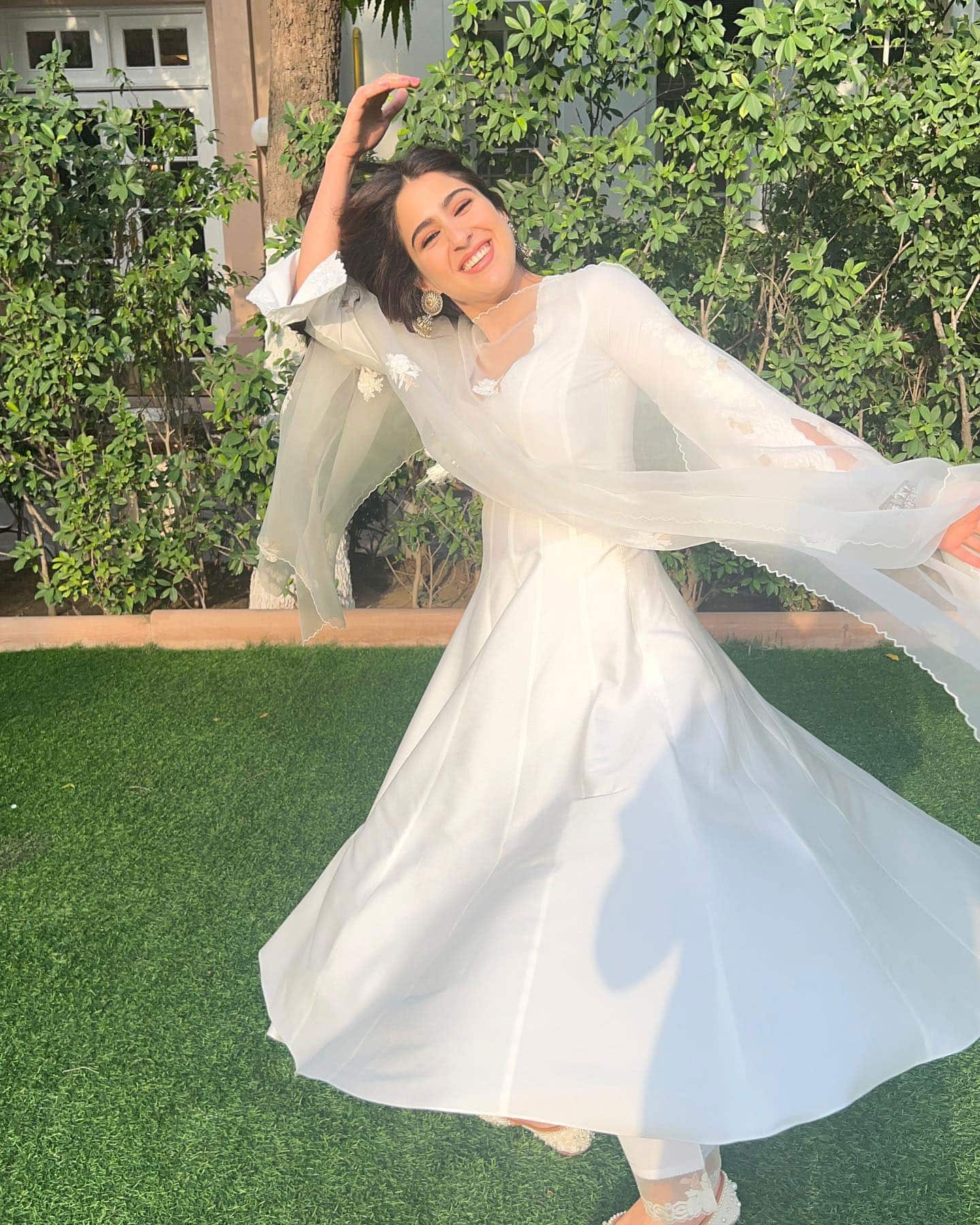 Sara Ali Khan In White Salwar Kameez