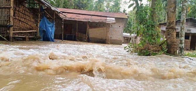 2000 people trapped in flood of Sikkim landslide, trying to save people ...