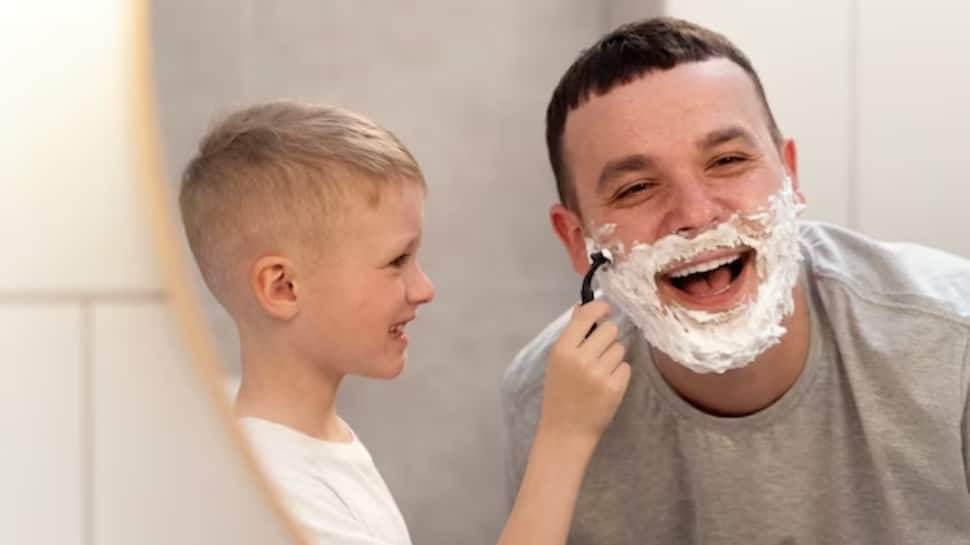 Брею сыну видео. Отец бреется. Отец бреет сына фото. Отец Бреются сын учиться. Отец бреет сына мэм.