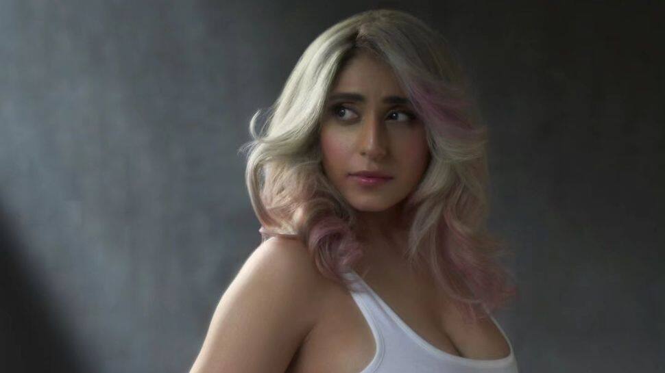 Viral Video: Singer Neha Bhasin Looks Sultry In Bold White Ensemble, Fans Call Her &#039;Blonde Uorfi Javed&#039;