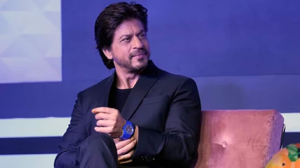 Fact Check: Shah Rukh Khan Denied Fan&#039;s Request To Smoke A Cigarette With Him