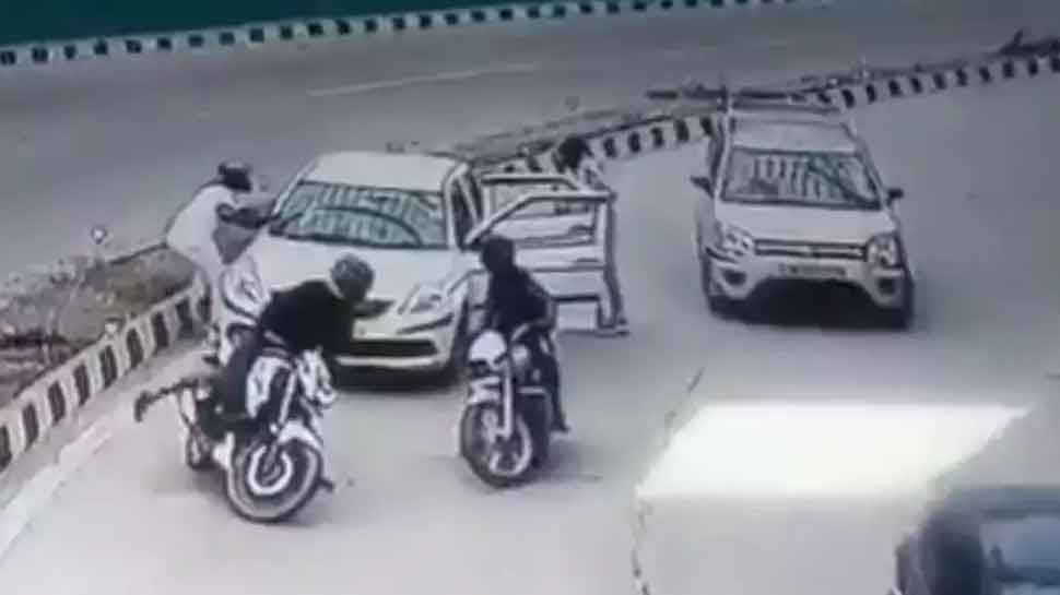 Two Men Robbed At Gunpoint Inside Pragati Maidan Tunnel in Delhi, CCTV Footage Surfaces