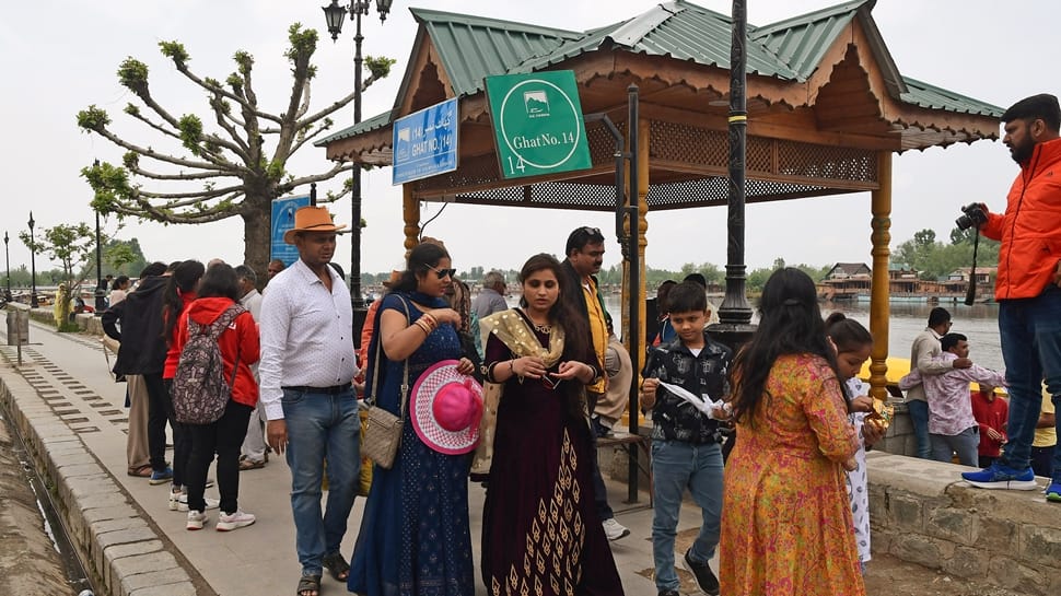 Kashmir Witnesses Record Tourist Footfall As Domestic, Foreign Tourists Flock Valley