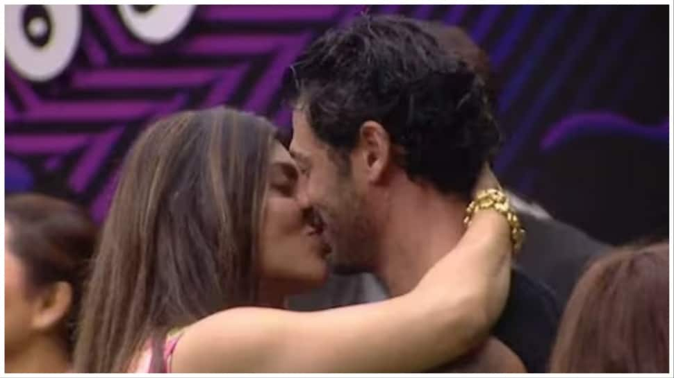 Bigg Boss 2 OTT&#039;s Evicted Contestant Akanksha Puri Reacts To Her Kiss With Jad Hadid 