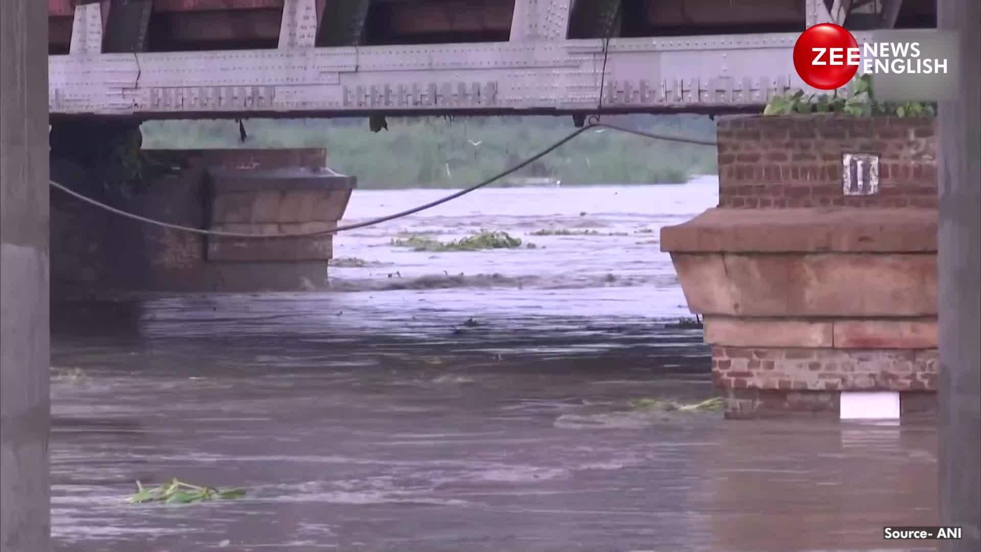 Heavy Rainfall Causes Flood Fear In Delhi, People Evacuated After Yamuna Flows Above Danger Mark | Zee News