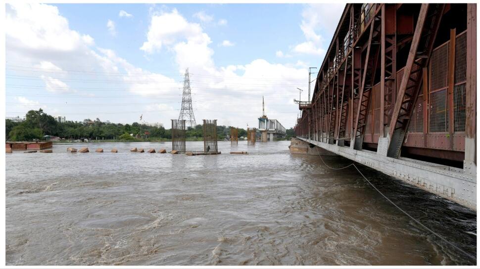 Delhi Traffic Alert! Old Yamuna Bridge Closed As Water Level Crosses Danger Mark