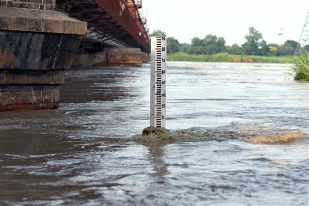 Yamuna River water level decreasing slowly | Zee News