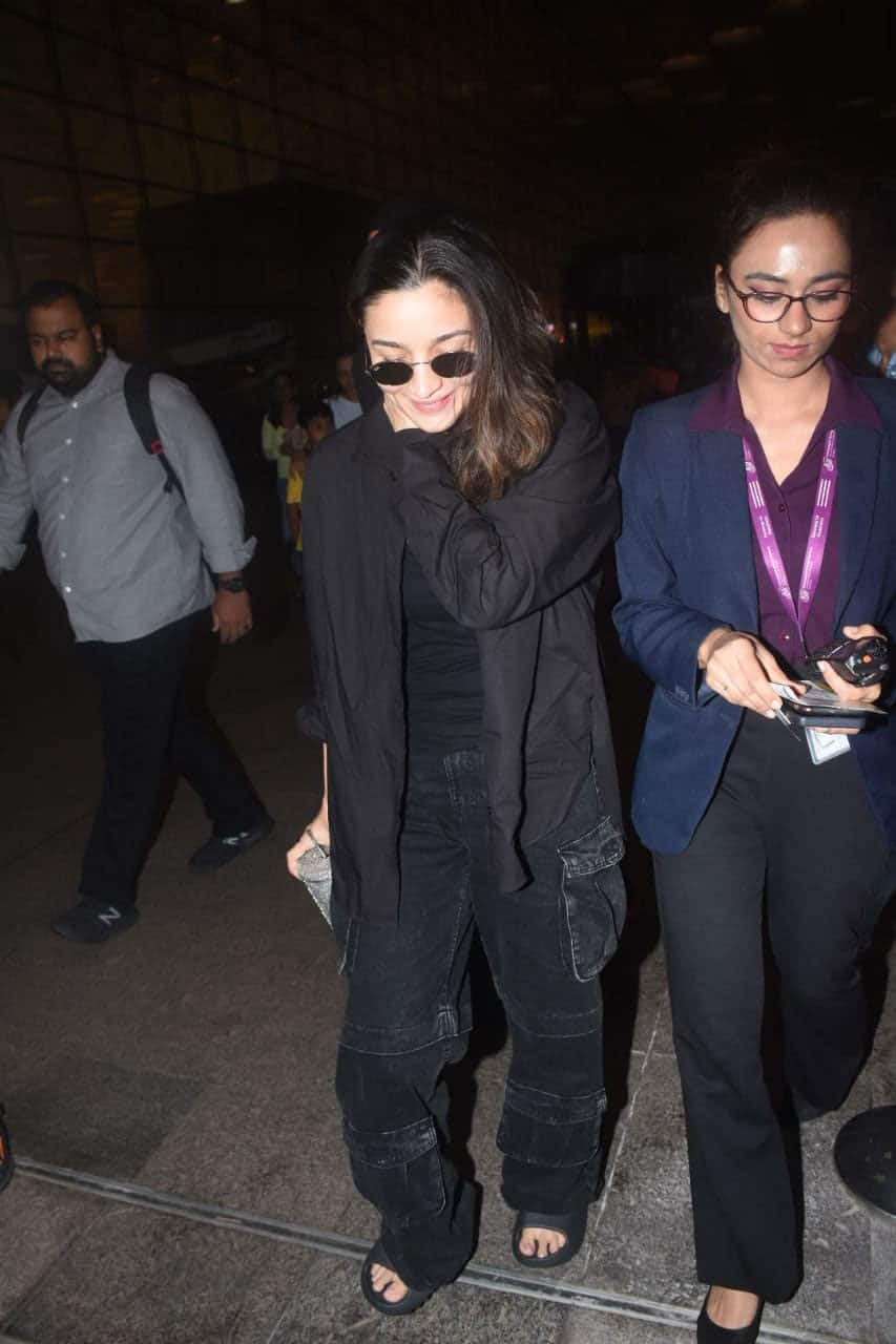 Deepika Padukone Spotted At Airport, Ranveer Singh Twins With Alia Bhatt In  Black - See Pics, News