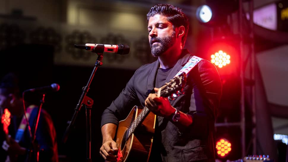 Farhan Akhtar Lits The Stage On Fire With &#039;Indian Idol 13&#039; Finalists In Dubai